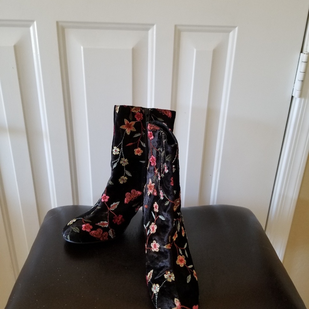 Elysess velvet embroidered boots